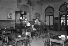 166261 Interieur van het N.S.-station Delft te Delft: wachtkamer 3e klasse.